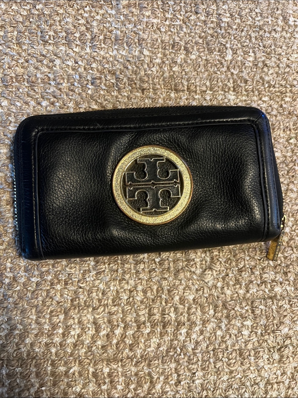 Preowned Tory Burch Black Leather Zip-Around Wallet with Gold Emblem